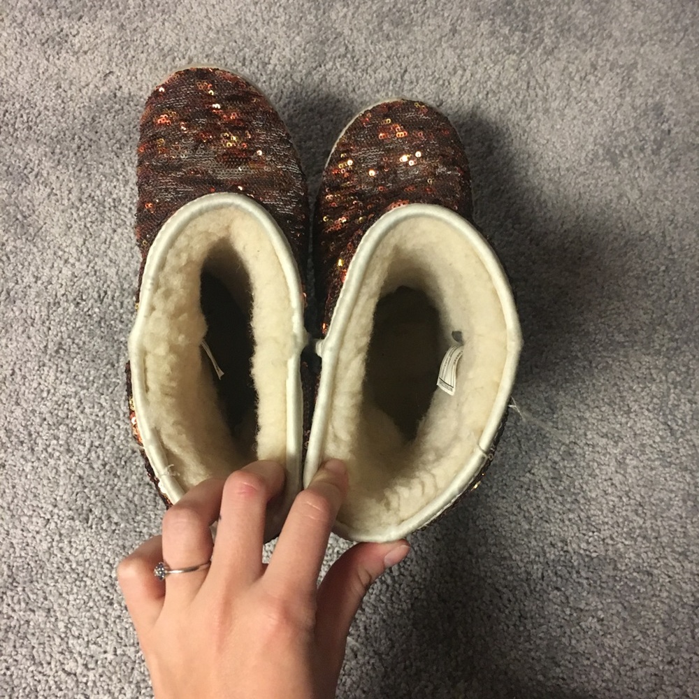 UGGS - Picture 4 of 4